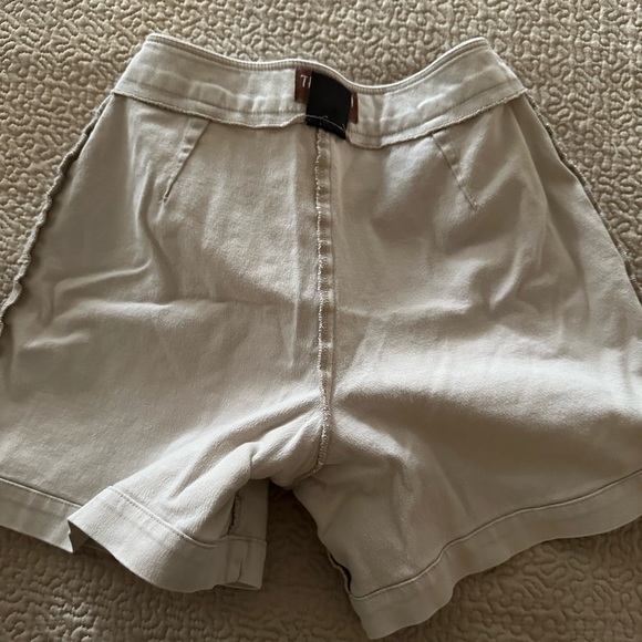 Tribella Sport oatmeal  zippered Shorts with front hidden pockets women’s size 2 - Picture 11 of 11